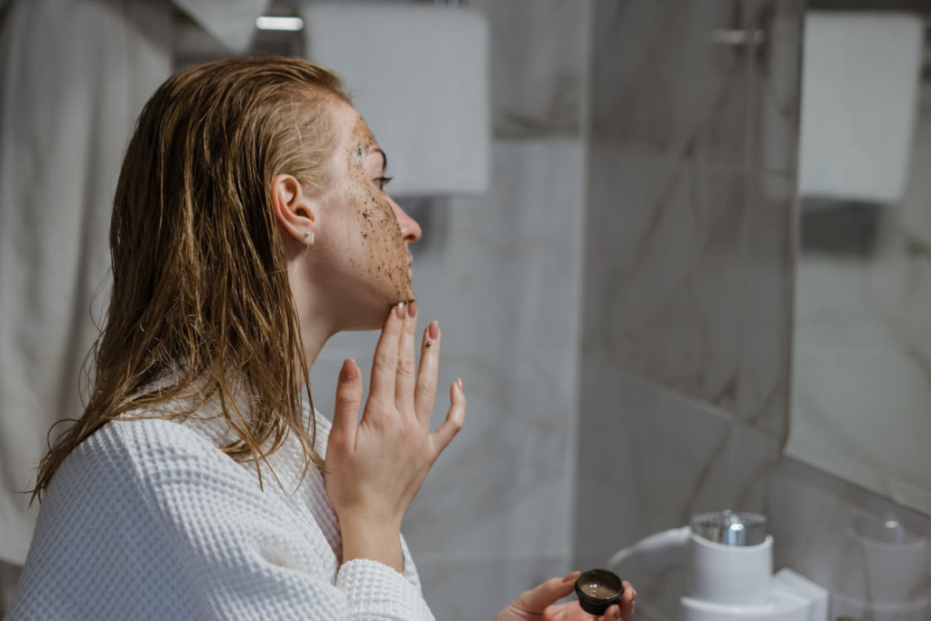 Exploring the Low MOQ Skincare Advantage: Pros and Cons Insights