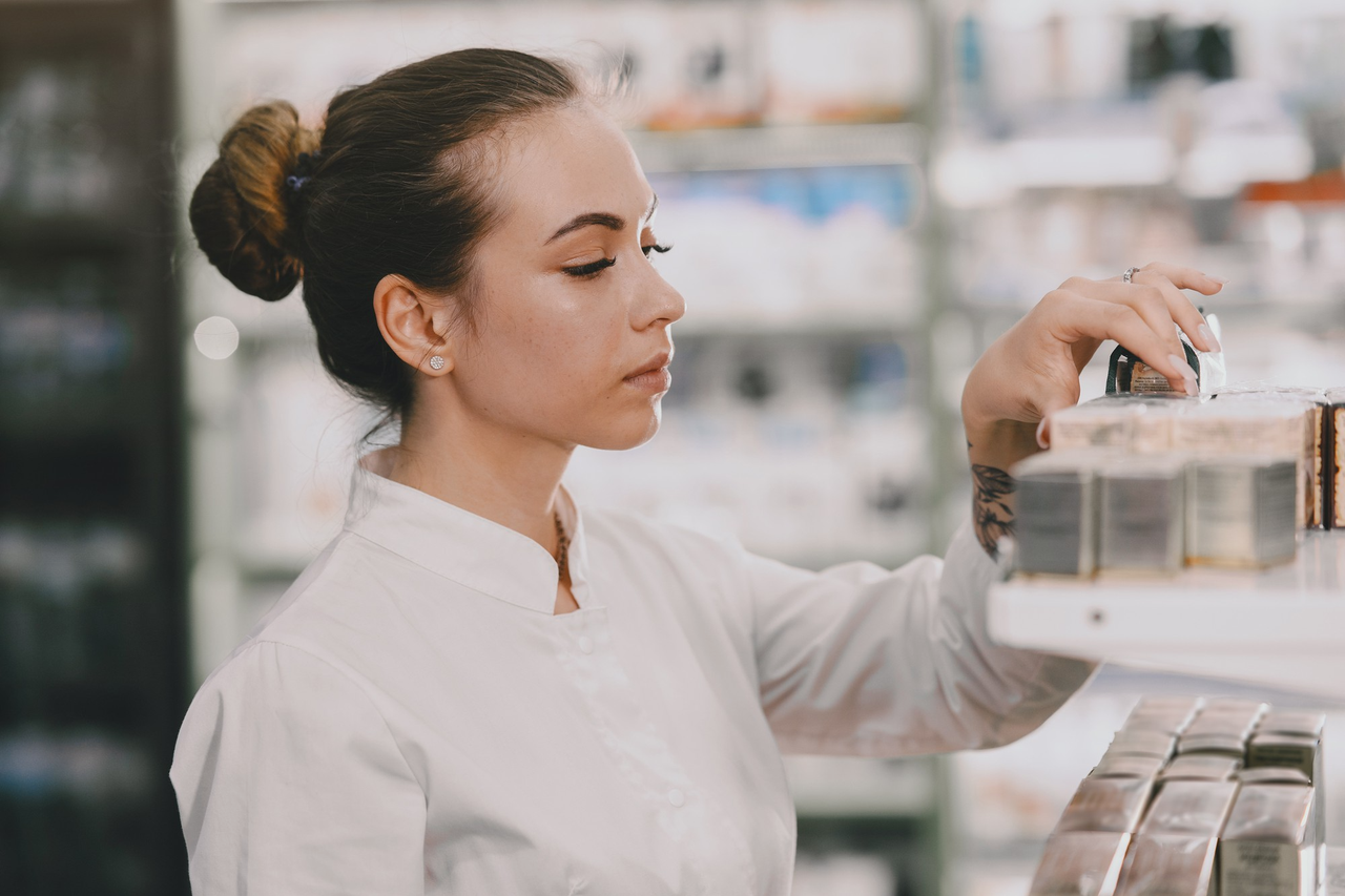 Choosing a Cosmetics Manufacturer: What to Look For and What to Avoid